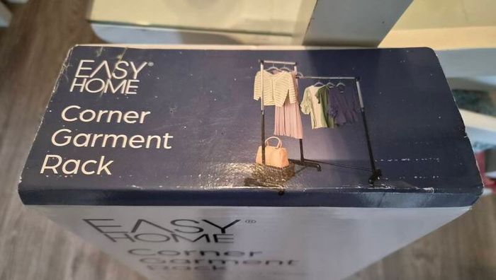 Corner garment rack