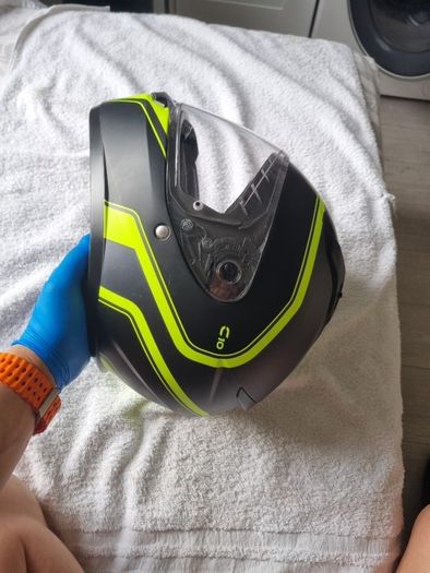 HJC C10 Motorbike Helmet. Used twice (20min all together). Like new. Few scraches like on pictures.
