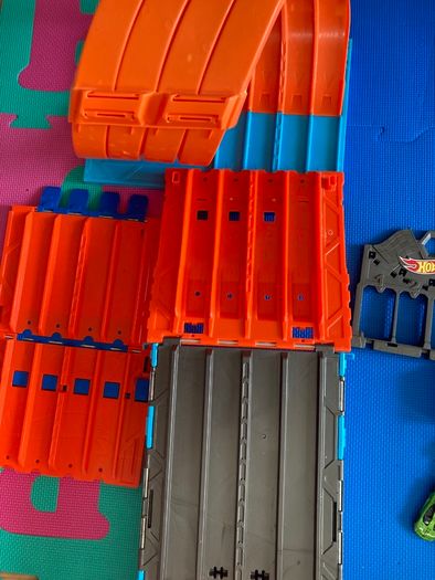Hot Wheels Track Builder Race Crate with some cars