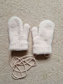 Cosy baby/toddler mittens with cord