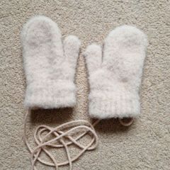 Cosy baby/toddler mittens with cord