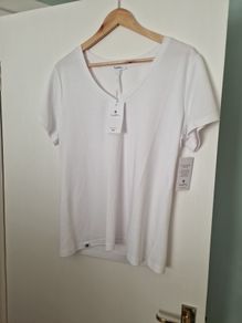 New Lisa lust v necked white t shirt