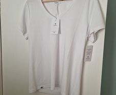 New Lisa lust v necked white t shirt
