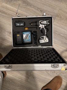 Makita drill two batteries charger box(drill needs to be fixed)