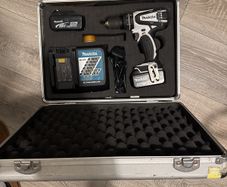 Makita drill two batteries charger box(drill needs to be fixed)
