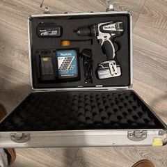 Makita drill two batteries charger box(drill needs to be fixed)