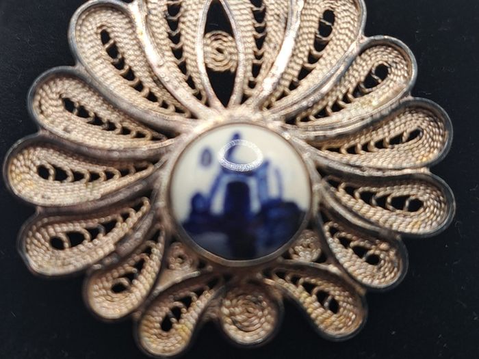 Vintage signed Delft filigree brooch
