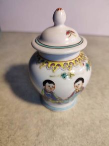 Miniature lid vase / urn - China - porcelain - beautifu  (Zhongguo Jingdezhen Zhi Makers Mark)l enamel