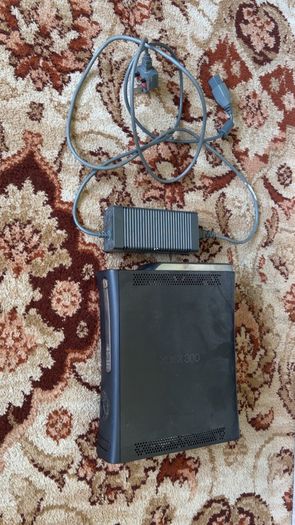 Xbox 360 Elite with power cables and wireless controller - working perfectly