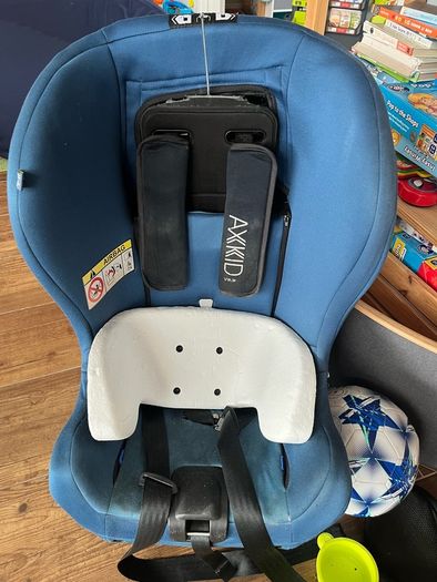 Axkid Minikid 2.0 rear facing car seat with broken head rest