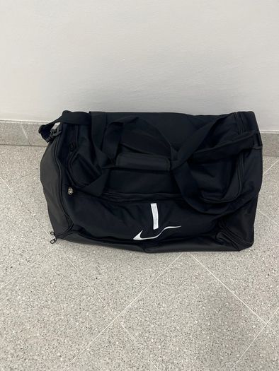 Nike shoulder Duffle travel training gym Large Bag 69L Black brand new with tag