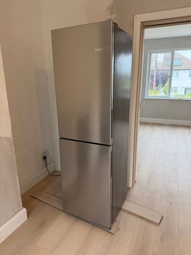 Bosch Serie 2 NoFrost Fridge Freezer  KGN27NLFAG