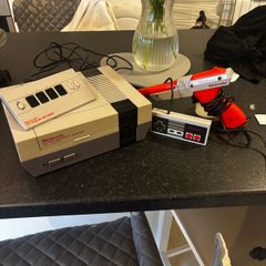 Nintendo Entertainment System (NES) + Four Score + Light gun Zapper