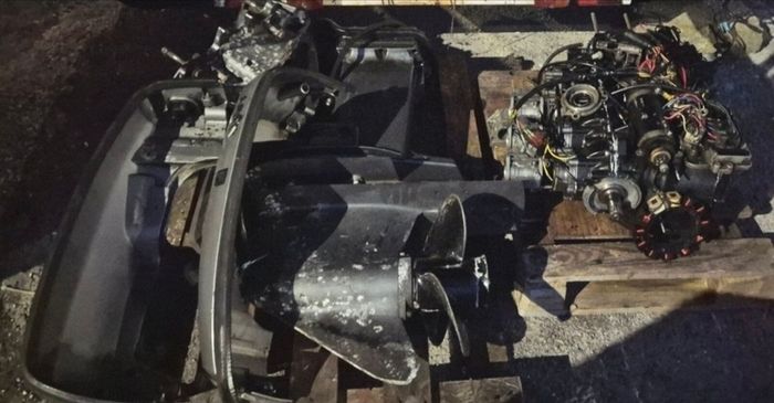 Mariner 125hp 2-Stroke Outboard 4 Parts or repair