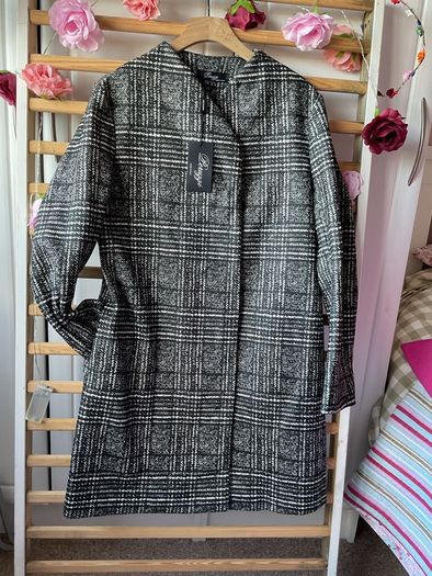 coat Bnwt peruzzi coat size 38 herringbone print.   Italian brand choice boutiques