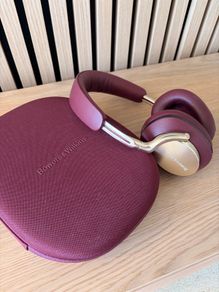 Bowers & Wilkins PX8