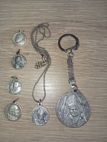 Vintage 1980s Pope John Paul II silver tone keychain and necklace italy plus other papal medals