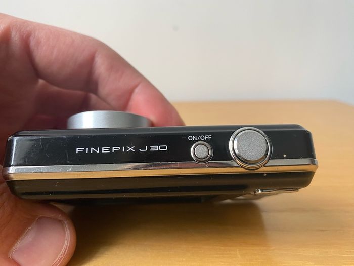 Fujifilm Finepix J30 Digital Camera 12.2 Megapixels ZOOM Issue FOR PARTS OR REPAIR