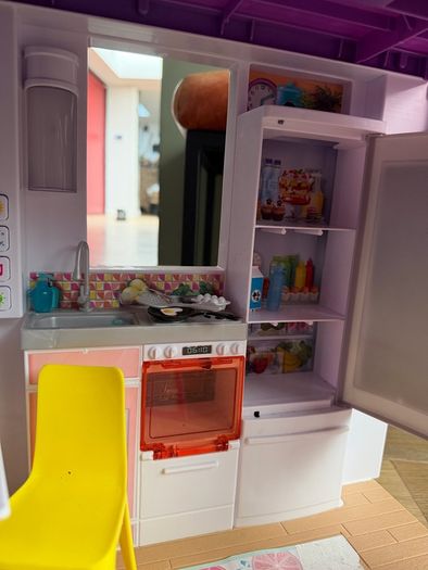 Barbies Dream house GRG93 three story dollhouse
