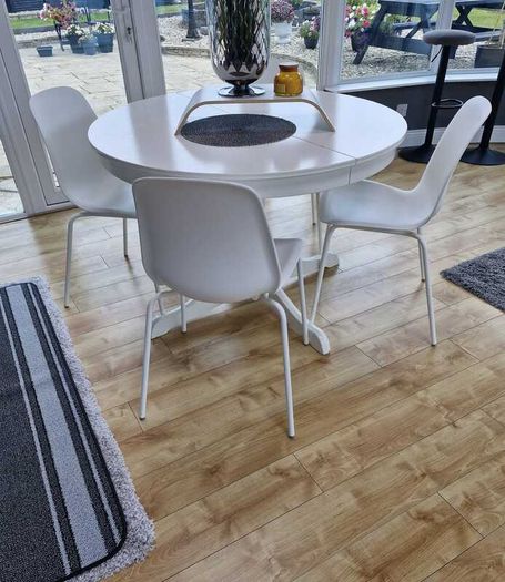 White round table and 4 chairs
