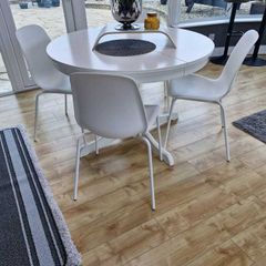 White round table and 4 chairs