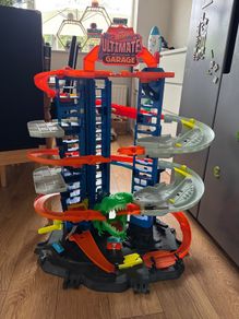 Hot wheels Ultimate Garage and Mega Garage