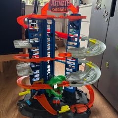 Hot wheels Ultimate Garage and Mega Garage