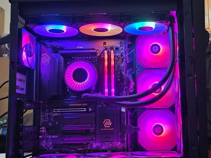 LianLi Dynamic 011 Ryzen 7 9800X3D Gaming PC