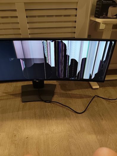 Dell curved 49 inches monitor for parts or repair SCREEN SHATTERED