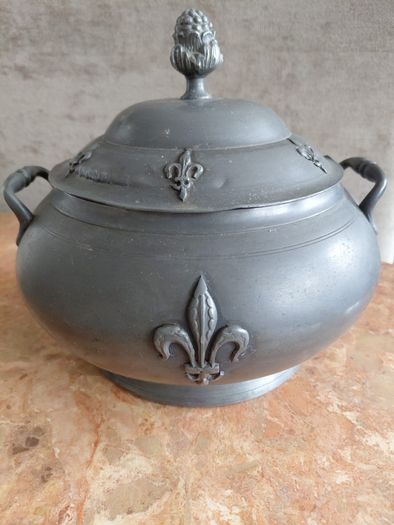 Antique French pewter Soup tureen with Fleurs de lys design 20cm