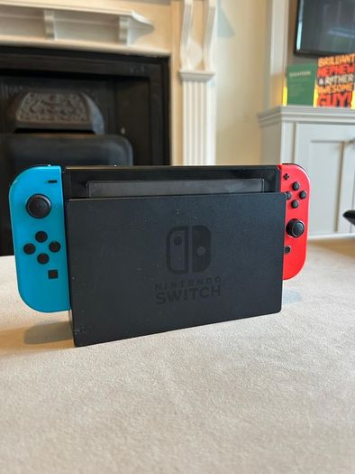 Nintendo Switch Plus 4 Games and Case.