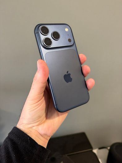 iPhone 17 Pro 256GB Blue Unlocked + Apple case