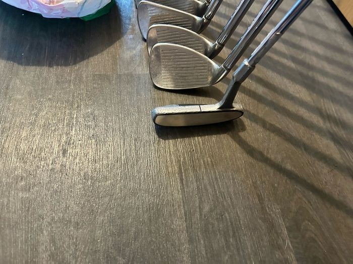 Full beginner golf set Titleist and Wilson with bag and golf balls