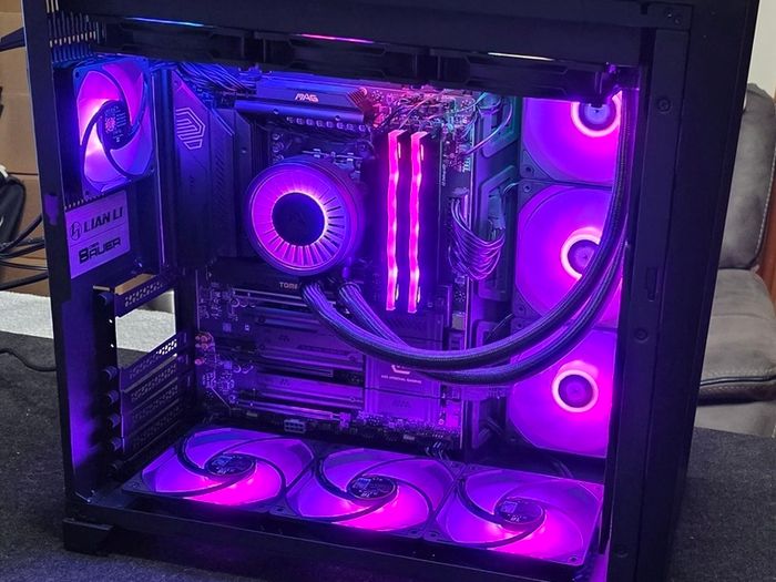 LianLi Dynamic 011 Ryzen 7 9800X3D Gaming PC