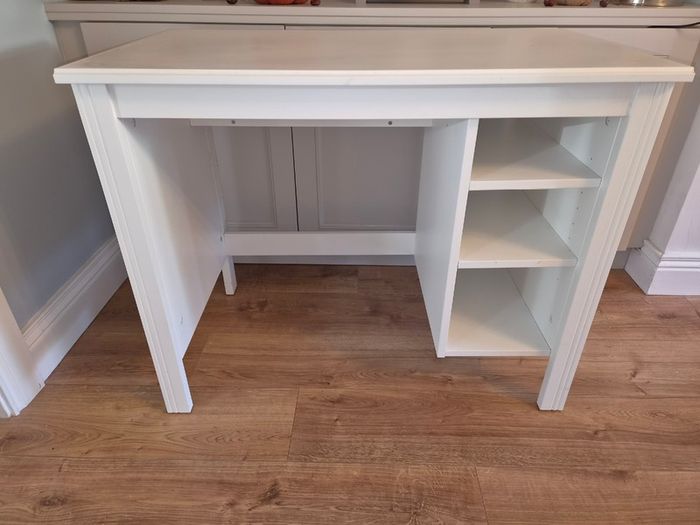 White desk with shelves