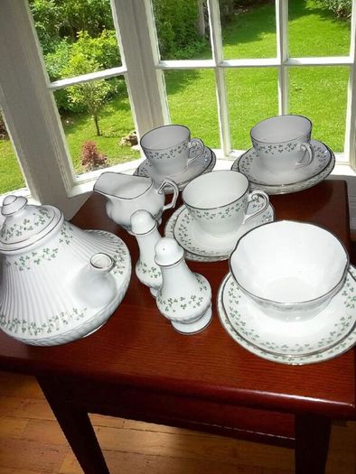 Royal Tara Shamrocks plus large plate