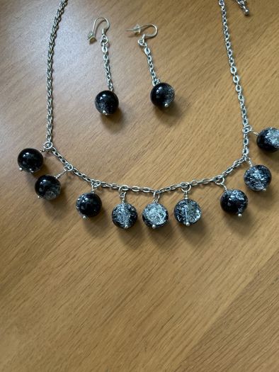 Crackle black and crystal clear beaded necklace and earnings set