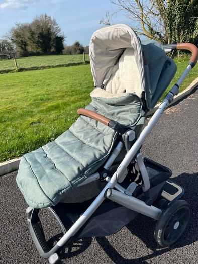 Uppababy Vista V2 Emmett Green with EUR260 accessories