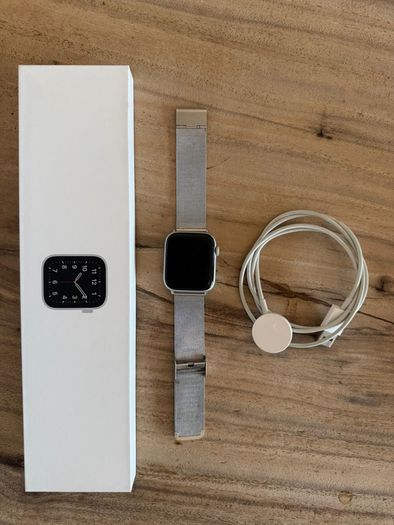 Apple Watch SE 44mm Silver Aluminium Case