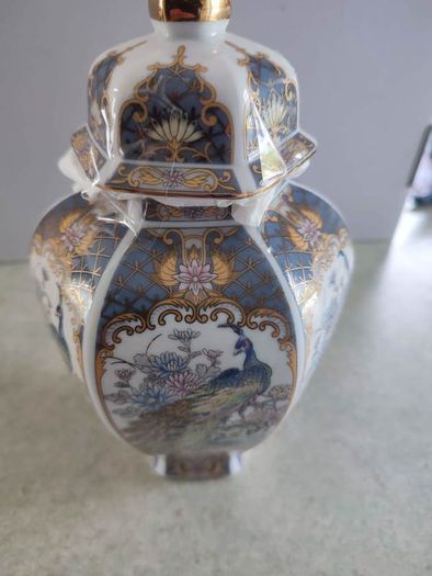 Japanese hand-decorated  Japanese Porcelain Meiji Style Peacocks Vase Urn With Gilt Domed Lid