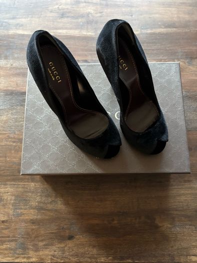 100% Authentic Gucci black velvet peep-toe pumps. Brand New Heels