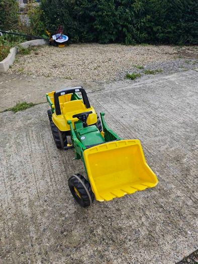 John Deere ride on toy tractor