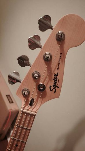Squier Sonic Bronco Arctic White Bass Guitar