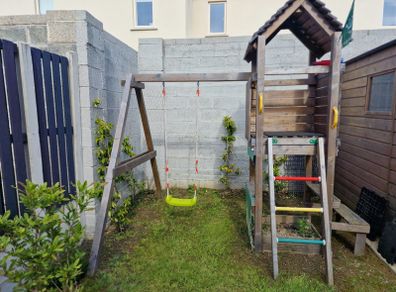 Kids swing set