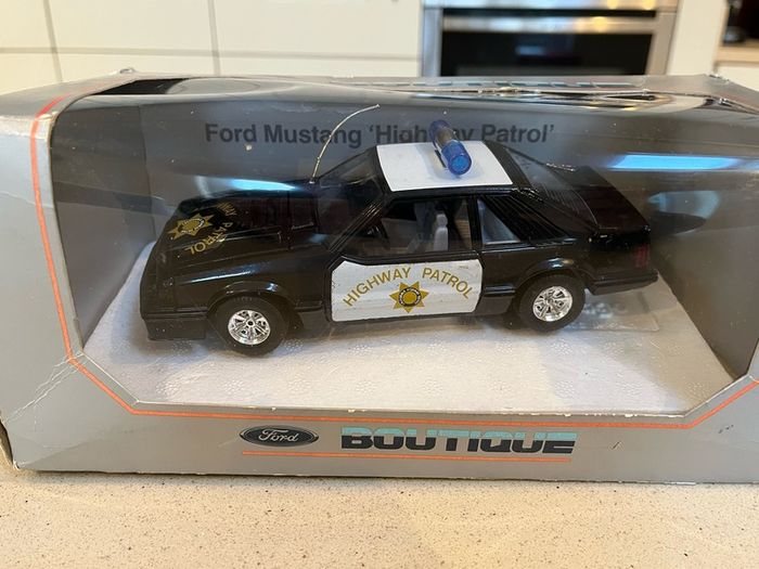 Ford Mustang Police 1/24 Ford Dealer Burago