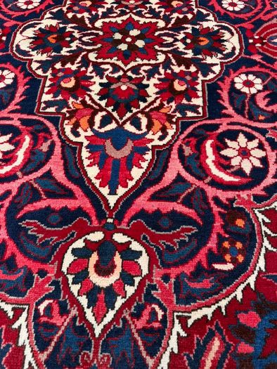Magnificent Large Persian Bakhtiari Rug | Hand-Knotted Wool | 380cm X 260cm