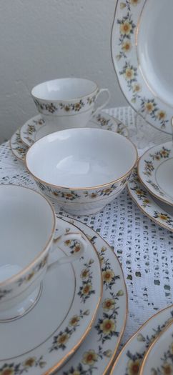 Vintage 21pce Fine Porcelain Teaset Yellow Floral & Gold Trim. 1970s- 1980s