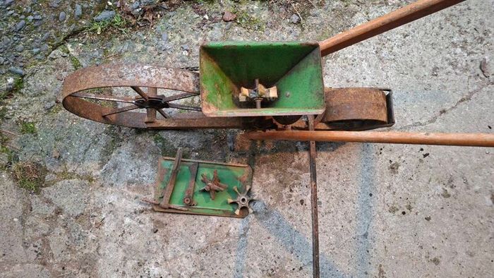 Hand seeder