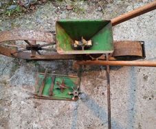 Hand seeder