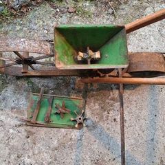 Hand seeder